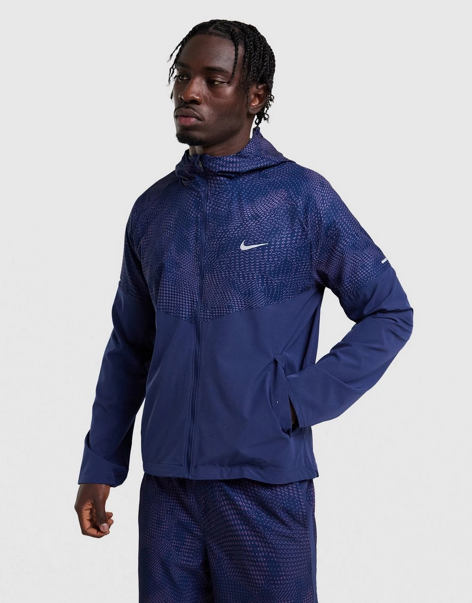 Look festival pluie avec veste légère, hoodie et sneakers outdoor